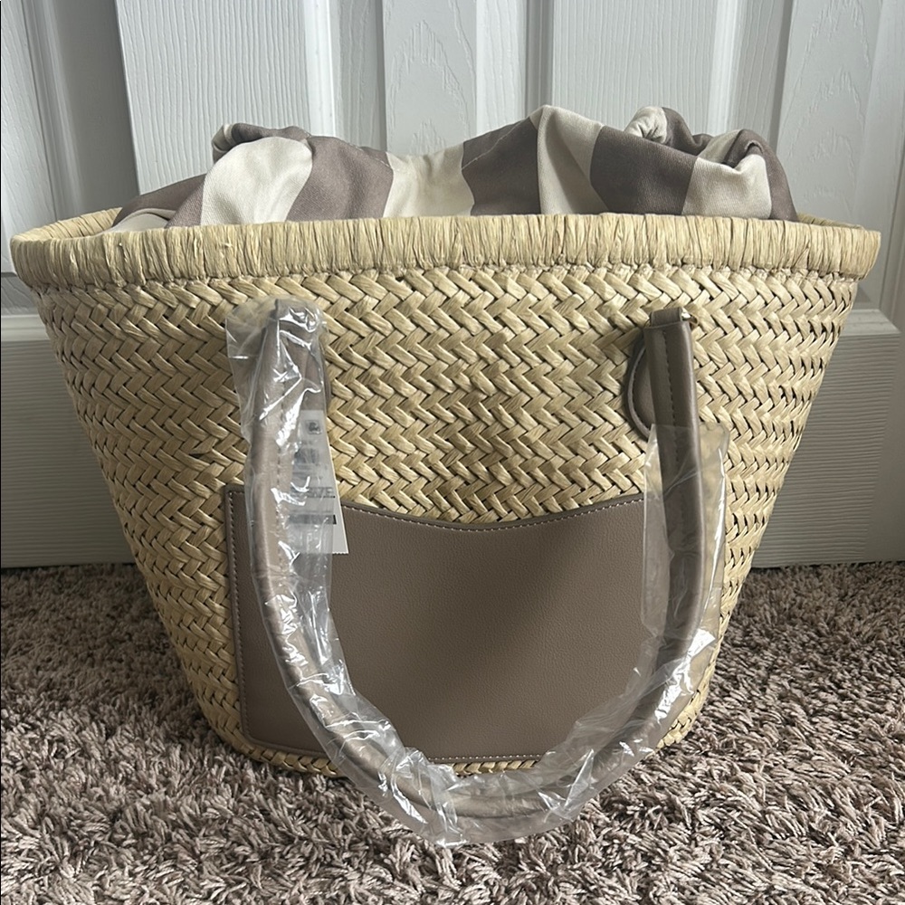 NWT Stylish Tan and Brown Women's Tote Bag w/ Front Pocket + Lining - On 34th
